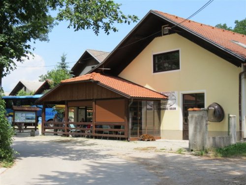 Prispeli smo do KBETOVEGA muzejskega hrama  v vasi Dolenje jezero ...